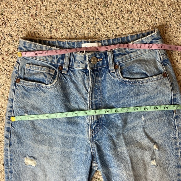 Zara Ripped Mom Jeans Size 6 Acid Wash Slightly Tapered Distressed High Rise - Picture 12 of 13